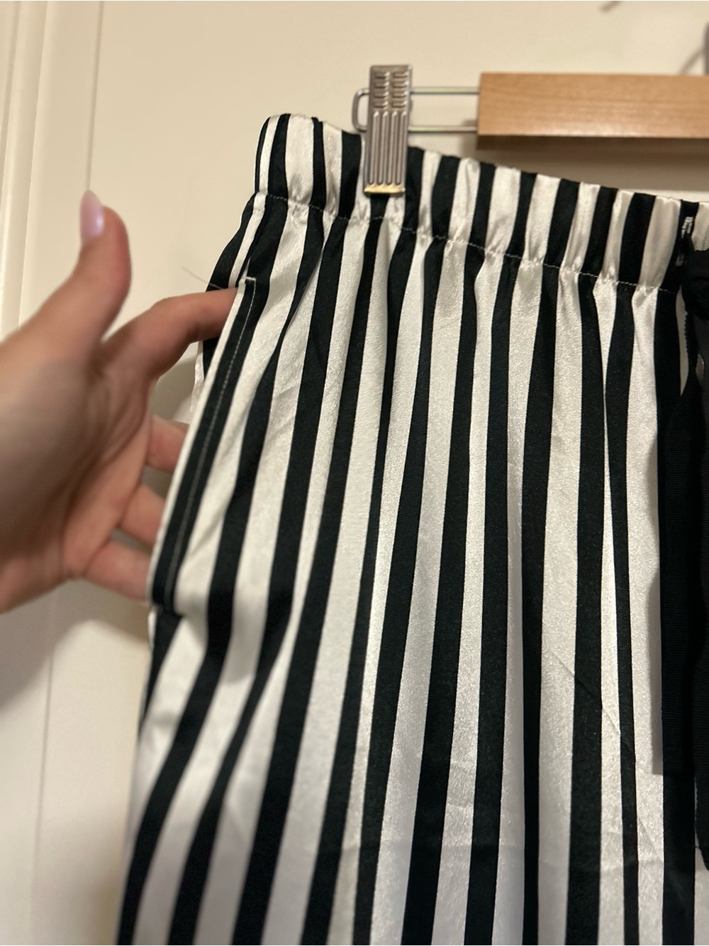 New!! 🥱💤🖤 Victoria's Secret Black & White Striped Satin Pajama Set 😴💤🖤 - Picture 6 of 15
